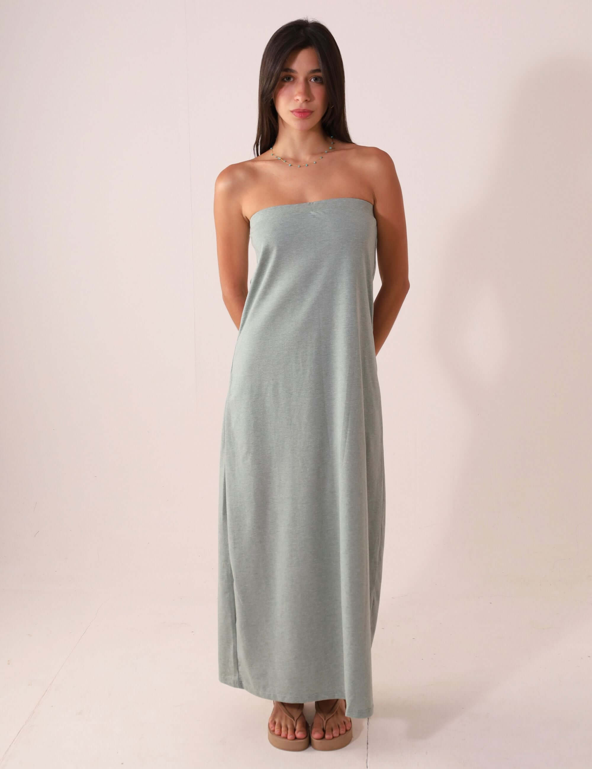 Mulher vestindo o Vestido Longo Reto Lupita - Verde, destacando estilo minimalista e conforto ideal para climas quentes.