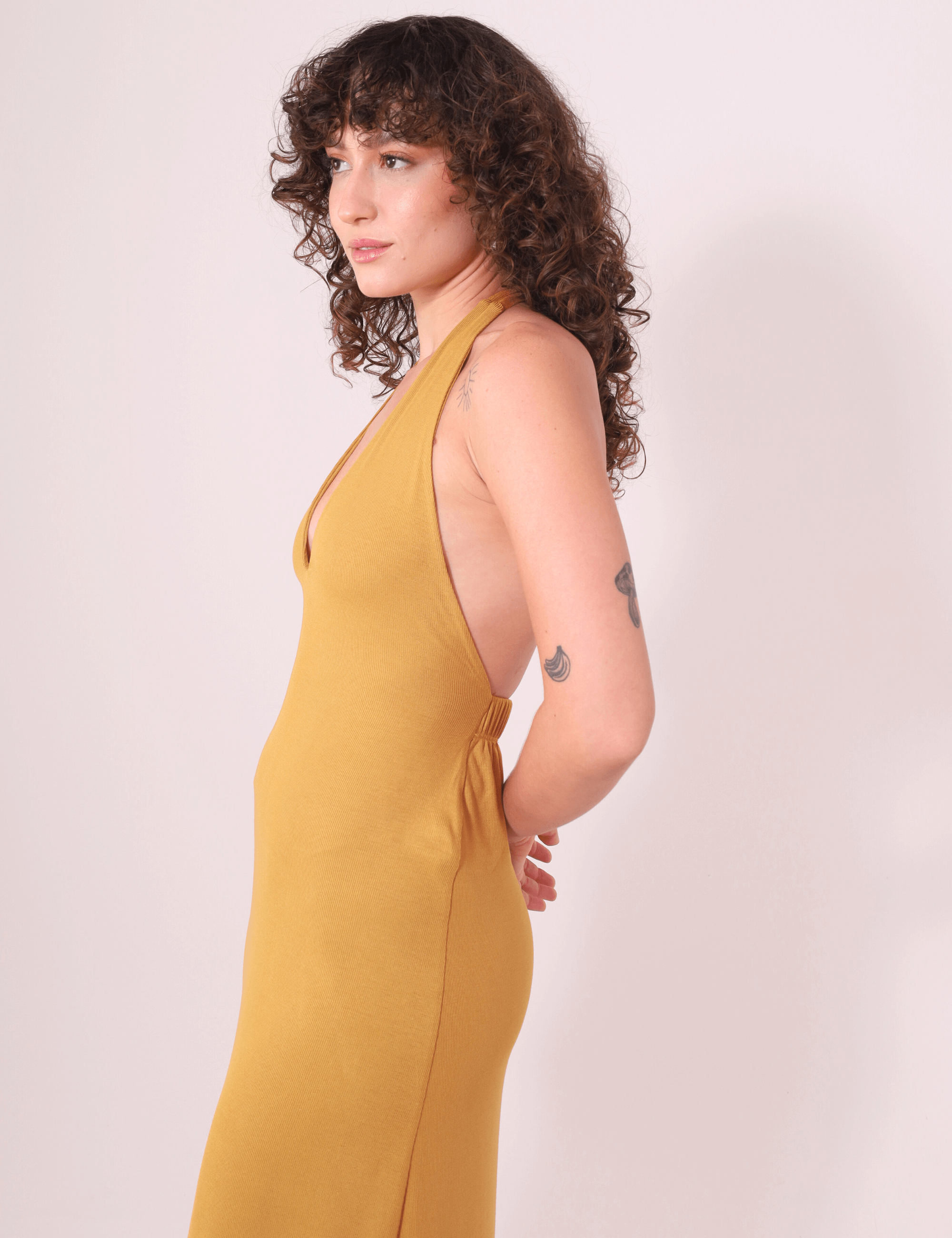 Vestido Longo Serena - Caqui da Greenish, vestido fluido com decote profundo e amarração, ideal para dias de calor e momentos na praia.