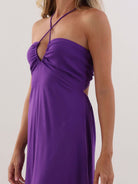 Vestido midi Alex roxo da Greenish, com detalhes em decote e alças elegantes, ideal para ocasiões especiais.