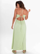 Vestido midi Alex verde claro da Greenish, com detalhe nas costas e estilo casual, perfeito para dias quentes.