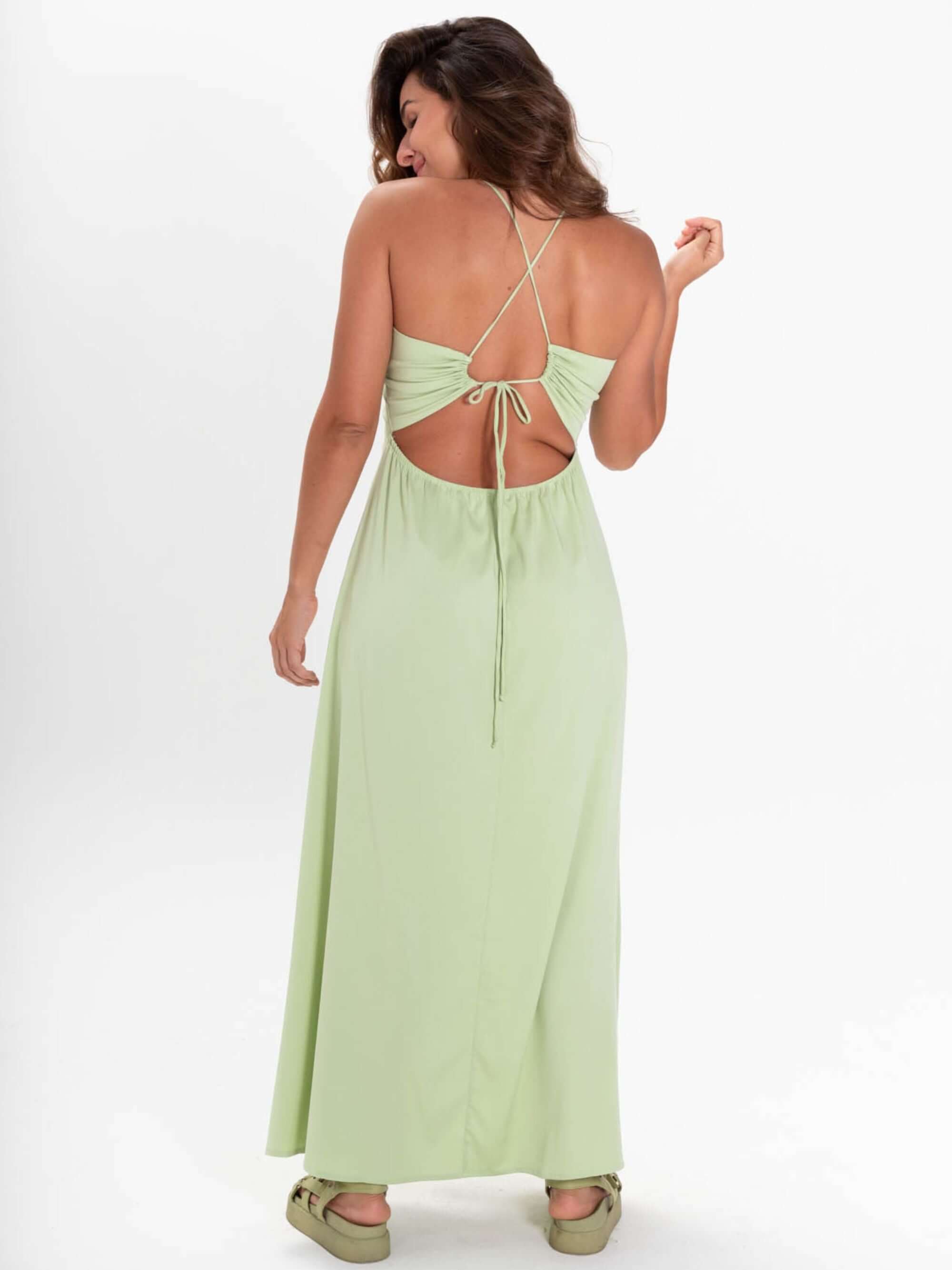 Vestido midi Alex verde claro da Greenish, com detalhe nas costas e estilo casual, perfeito para dias quentes.