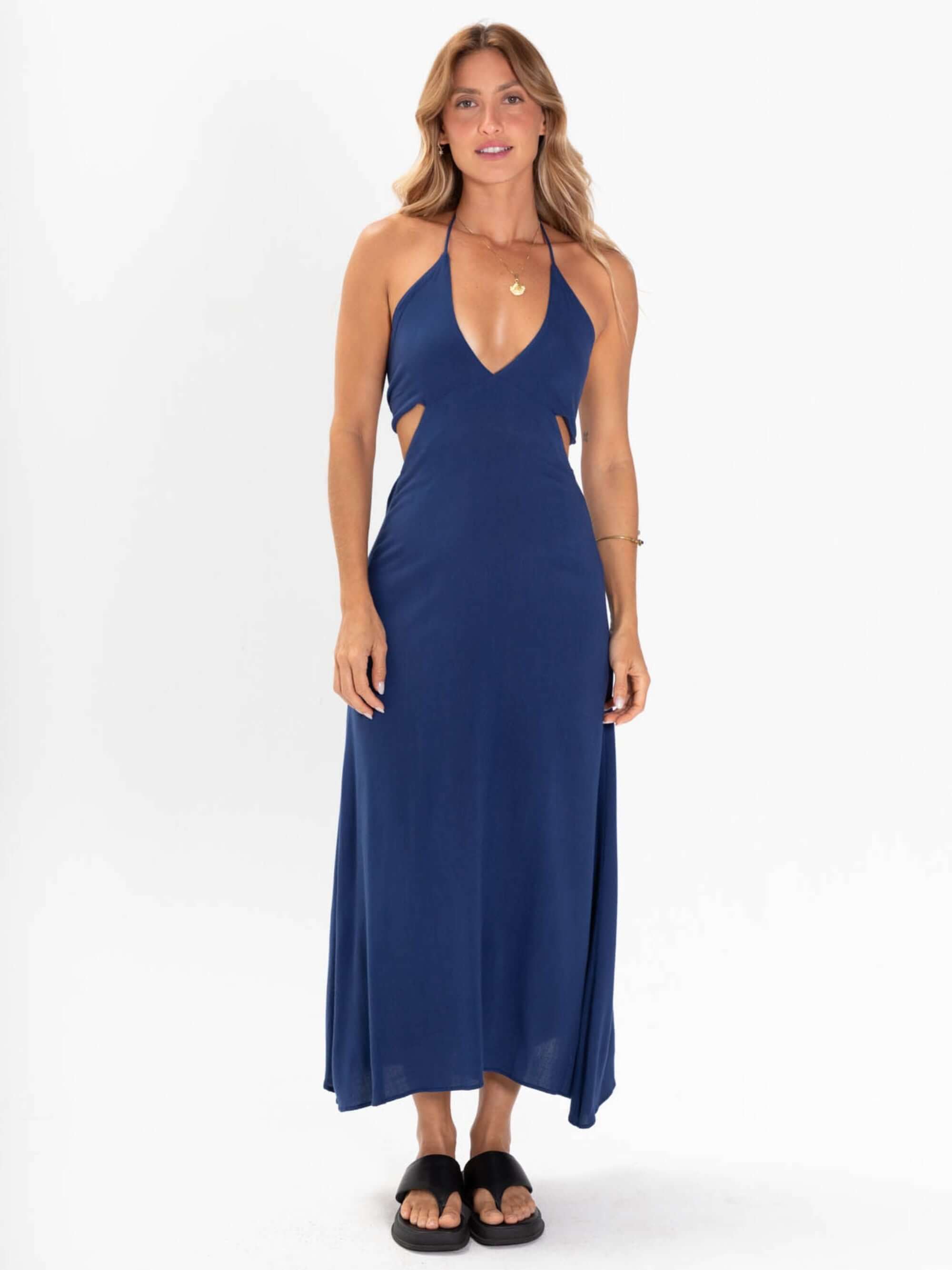 Vestido midi Alyssa azul da marca Greenish, com decote em V e recortes laterais, ideal para eventos casuais e noites especiais.