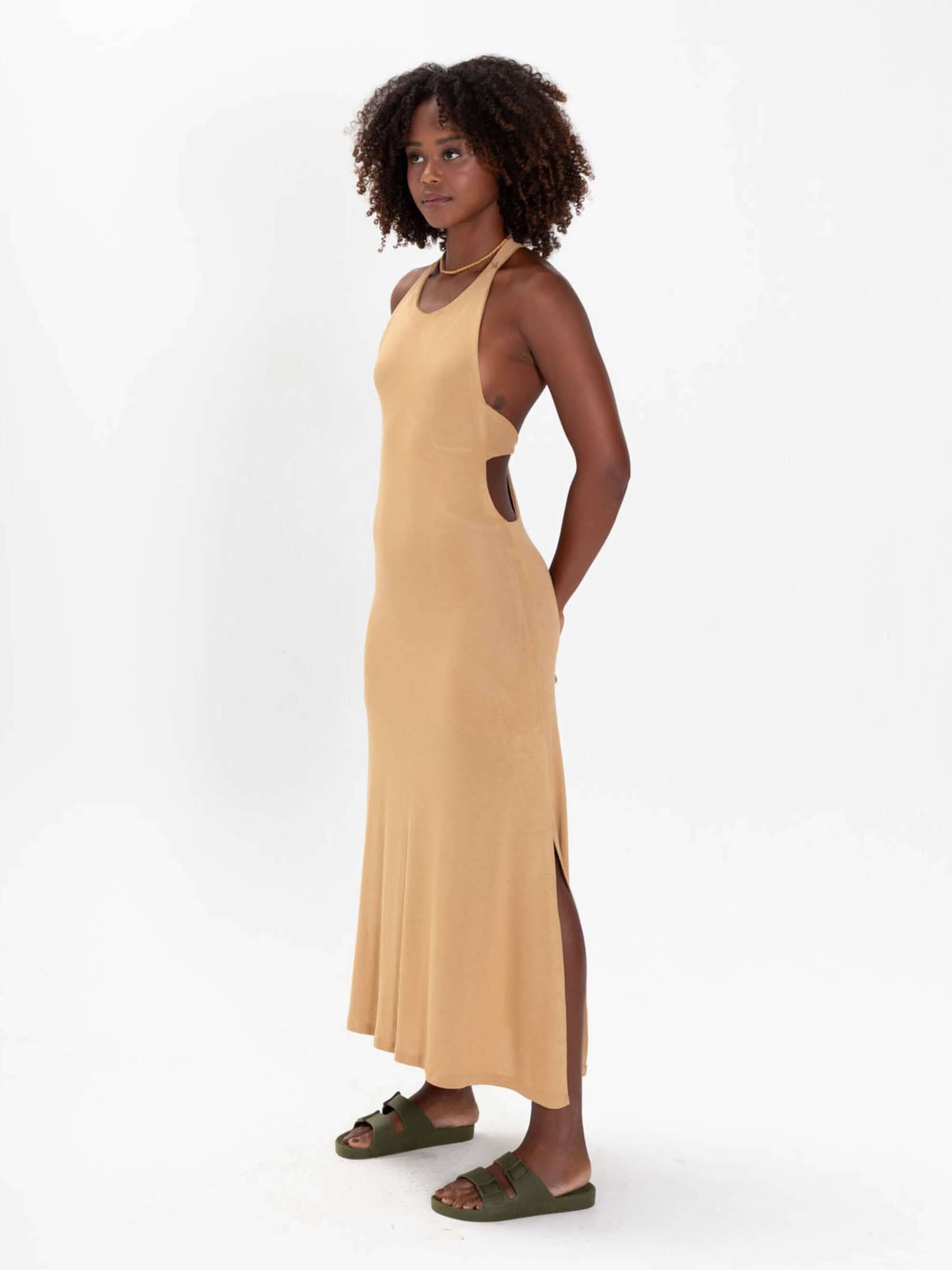 Vestido midi Frankie bege da Greenish, com recortes sexy e fendas laterais, ideal para looks sofisticados.