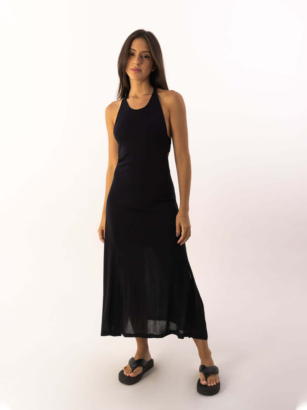 Vestido Midi Frankie Preto da Greenish, com recorte sensual e amarração nas costas, perfeito para looks modernos.