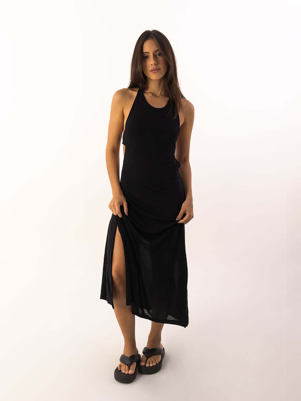 Vestido Midi Frankie preto da Greenish, detalhe de fenda lateral e amarração nas costas, estilo moderno e sofisticado.