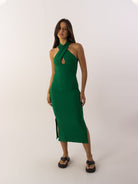 Vestido Midi Joy verde escuro da marca Greenish, com detalhe de fenda e design moderno, ideal para ocasiões especiais.