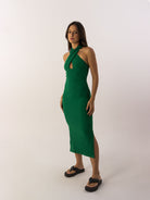 Vestido midi Joy verde escuro da marca Greenish, modelo elegante com detalhe de decote e design sofisticado.