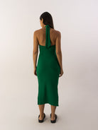 Vestido midi Joy da marca Greenish, verde escuro, com detalhe de laço nas costas.