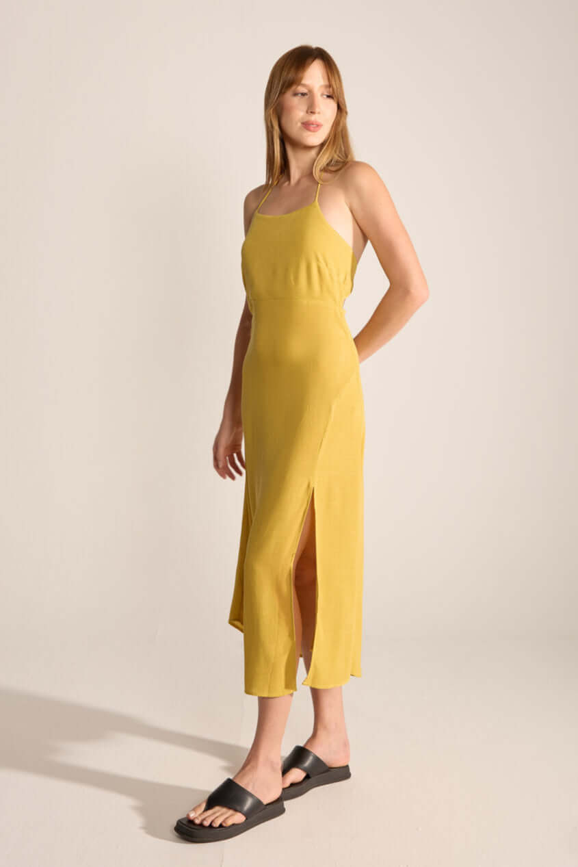 Vestido Midi Ju Amarelo Pistache da Greenish, elegante e confortável, ideal para um lifestyle leve.