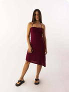 Vestido midi bordô Luisa da Greenish, com alças finas e caimento leve, ideal para ocasiões informais.