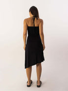 Vestido midi Luisa preto da Greenish, modelo feminino, na parte de trás, com alças ajustáveis.