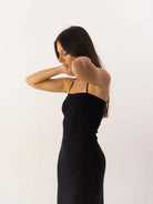Vestido midi preto Luisa da Greenish, elegante e confortável, ideal para diversas ocasiões.