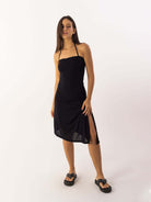 Vestido midi Luisa preto da marca Greenish, com fendas laterais e alças finas, perfeito para o verão.