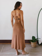 Vestido midi Marley marrom da Greenish, com alças finas e fendas laterais, perfeito para um look relax e elegante.