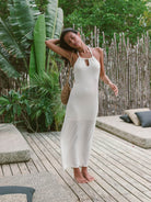 Vestido Midi Palma Off White da Greenish, elegante e leve, ideal para dias de verão, com amarração no pescoço.