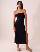 VESTIDO MIDI THESE DAYS - PRETO Greenish com decote reto e alças embutidas, destacando a elegância e conforto com charmosas fendas laterais.