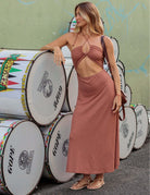Vestido Midi Riviera - Cacau da Greenish, solto e leve, ideal para dias ensolarados, com busto drapeado e recorte vazado na cintura.