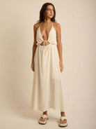 Vestido midi Seaside da Greenish em off white, com amarração no pescoço e caimento soltinho, ideal para dias quentes.