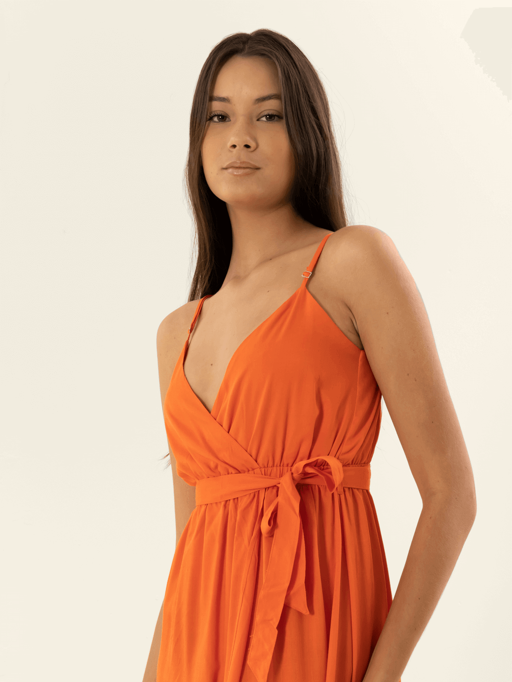 Modelo vestindo Vestido Midi Serena - Laranja da marca Greenish, apresentando estilo e elegância.