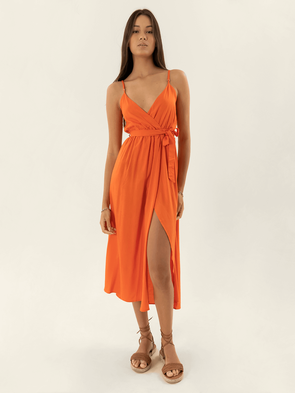 Vestido midi Serena laranja da marca Greenish, destacando estilo e elegância com fenda lateral.