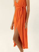 Vestido midi Serena laranja da Greenish, com detalhe de laço e fenda lateral, ideal para ocasiões especiais.