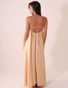 Mulher vestindo VESTIDO MIDI THÁ - BEGE da Greenish, destacando caimento suave e alças ajustáveis em cenário minimalista.