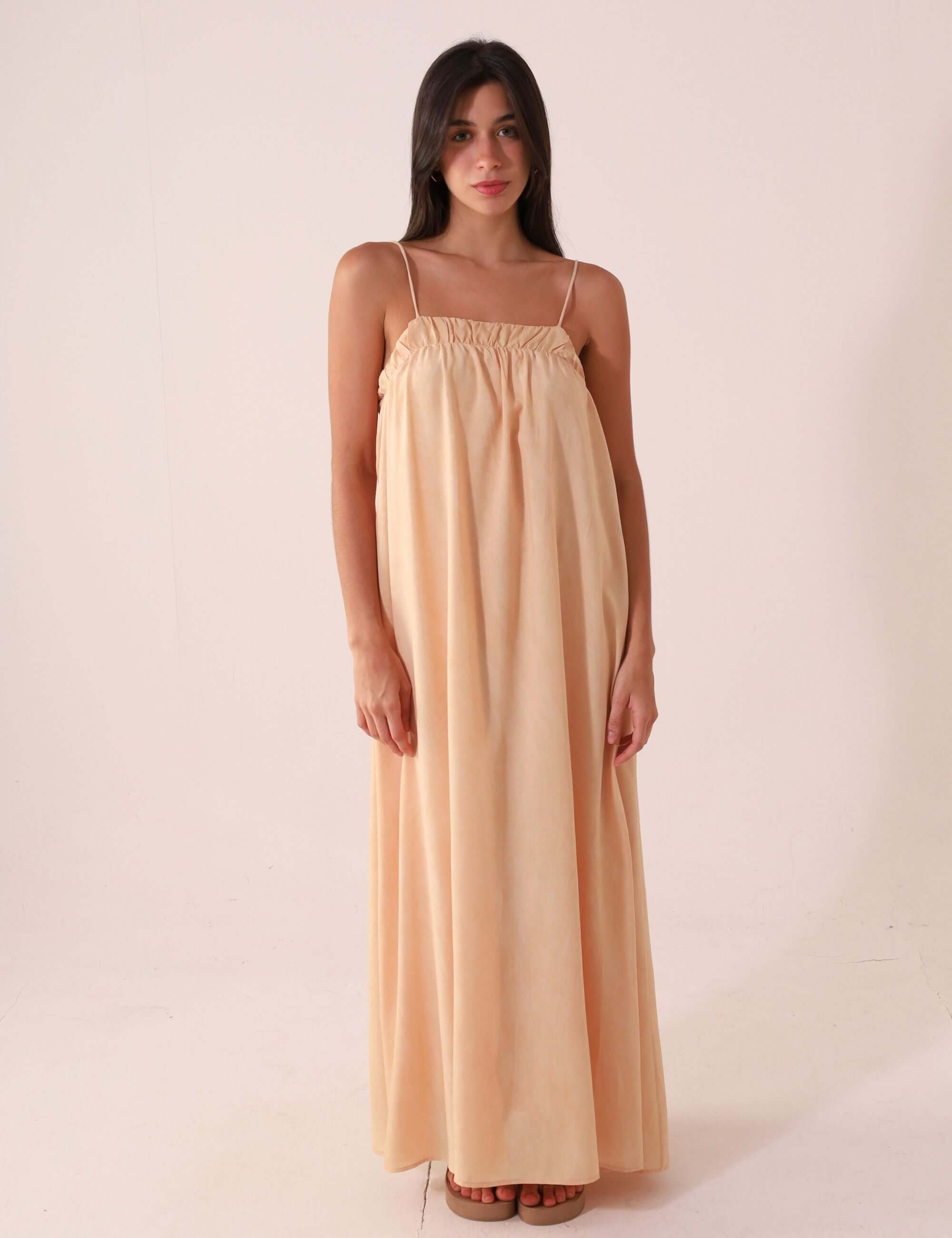 VESTIDO MIDI THÁ - BEGE da Greenish com alças ajustáveis, pala franzida e corte solto, perfeito para dias quentes.