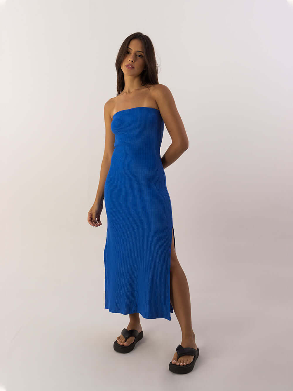 Vestido midi azul da marca Greenish, estilo moderno, com fendas laterais e design elegante.