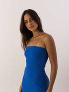 Vestido midi azul da marca Greenish, com design sem mangas, perfeito para ocasiões casuais e elegantes.