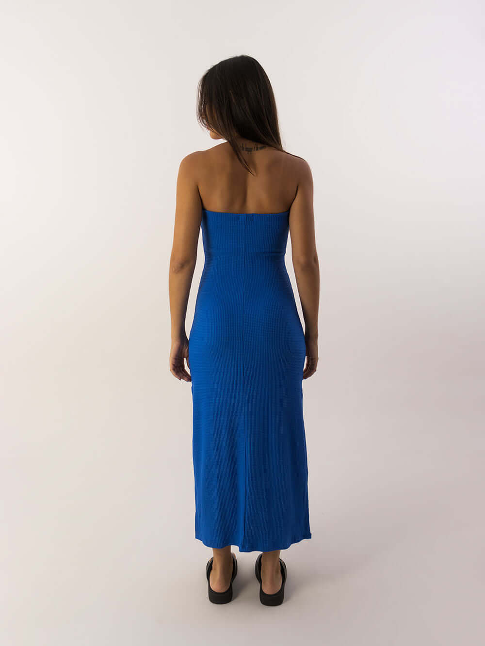 Vestido midi azul da marca Greenish, mostrando a parte traseira, ideal para ocasiões elegantes.