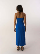 Vestido midi azul da marca Greenish, mostrando a parte traseira, ideal para ocasiões elegantes.