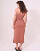Vestido Midi These Days Cacau por Greenish com decote reto, alças embutidas e fendas laterais, mostrando elegância e conforto.