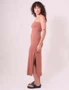 Vestido Midi These Days da Greenish com decote reto e fendas laterais, cor cacau, tecido canelado Volare para elegância e conforto.