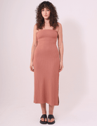 Mulher vestindo Vestido Midi These Days cor cacau da marca Greenish, com decote reto e fendas laterais, tecido canelado, elegante e confortável.