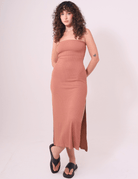 Vestido midi "These Days" em cor cacau da Greenish, com decote reto, alças embutidas e fenda lateral, destacando elegância e conforto.