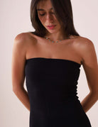 VESTIDO MIDI THESE DAYS - PRETO da Greenish, com decote reto e alças embutidas, em malha Volare, canelada com fendas laterais.