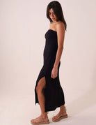 Modelo usando o VESTIDO MIDI THESE DAYS - PRETO da Greenish, com textura canelada e fendas laterais, ideal para looks elegantes.