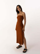 Vestido midi Greenish, modelo vinho, ideal para looks elegantes e descontraídos, comprimento mídi e design ajustado.