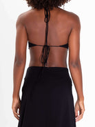 Vista das costas do Vestido Midi Yana da Greenish, com amarração e detalhes em viscose para liberdade de movimento.