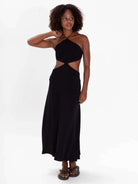 Vestido Midi Yana Preto da Greenish, com amarração no pescoço e recortes na cintura, estilo casual e leve.