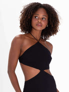 Modelo exibindo o Vestido Midi Yana - Preto da marca Greenish, com detalhes de amarração e recortes na cintura.