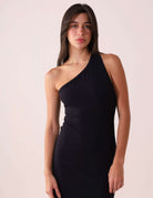 Vestido Monique - Preto com design de um ombro só, destacando leveza e elegância descontraída, modelagem midi, fendas laterais.