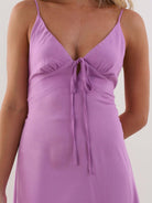 Vestido Vicky New lilás da marca Greenish, com decote em V e detalhes de amarração.