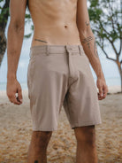 Walkshort Classic Caqui da Greenish, bermuda masculina confortável e versátil, ideal para o calor.