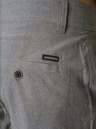 Detalhe da parte de trás do Walkshort Classic Cinza da Greenish, mostrando o logo e o botão.