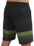 Bermuda WALKSHORT COLOR BLOCK - VERDE da Greenish, destaque para detalhes em verde e estilo moderno.