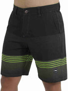 Bermuda WALKSHORT COLOR BLOCK - VERDE da Greenish, com listras verdes e pretas, ideal para conforto e estilo.