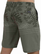 Calções WALKSHORT HIBISCUS VERDE OLIVA da marca Greenish, estampado com folhas e flores tropicais.